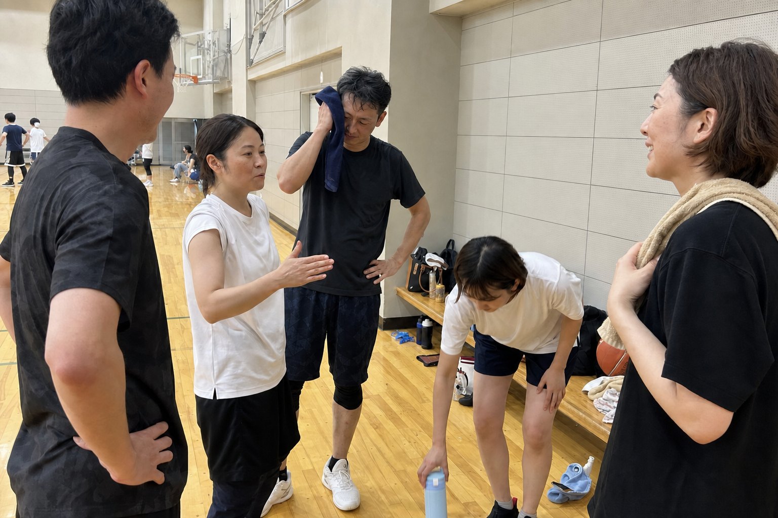 休憩中に次の練習メニューを相談するメンバーたち